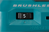 Blått verktygshus med en svart ratt inställd på siffran 5, texten "BRUSHLESS" synlig.