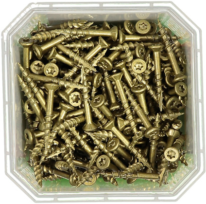 Fyrkantig behållare fylld med guldliknande skruvar med stjärnformade skåror.