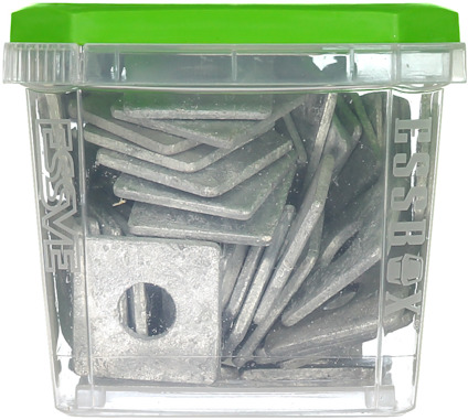 Plastlåda med grönt lock innehållande fyrkantiga metallbrickor.