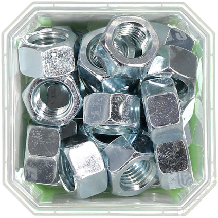 Stort antal blanka metallmuttrar i en kvadratisk plastlåda, sedd uppifrån.