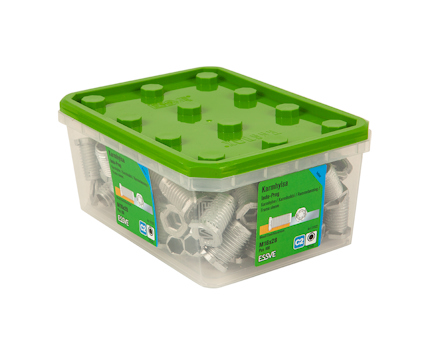 Klar plastlåda med grön lock innehållande silverfärgade karmskruvar. Etikett med text på sidan av lådan.