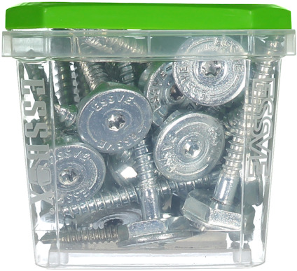 Skruvar i en genomskinlig plastlåda med grönt lock, etikett meddelvis synlig text "ESSVE".