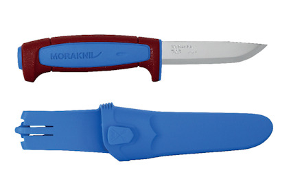 Kniv med rött och blått handtag samt ett blått fodral. Märket "MORAKNIV" syns på handtaget och bladet.