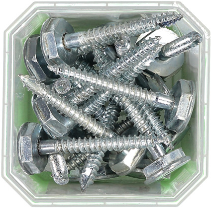 Skruvar med sexkantskalle i en fyrkantig plastbehållare.