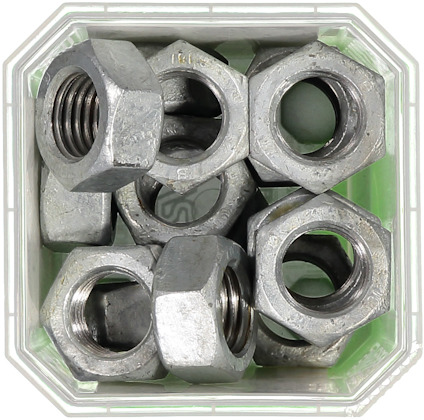 Flera metallmutter i en transparent, fyrkantig behållare med grönt inre.