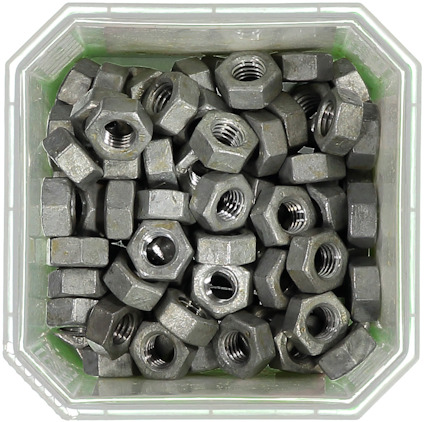 Flera sexkantiga muttrar i en genomskinlig plastbehållare.