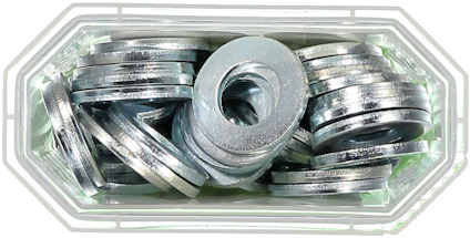 Metallbrickor i en genomskinlig plastlåda.