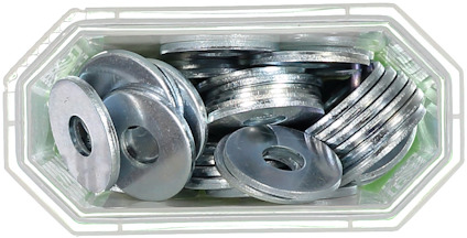 Metallbrickor i en genomskinlig, rektangulär plastbehållare.