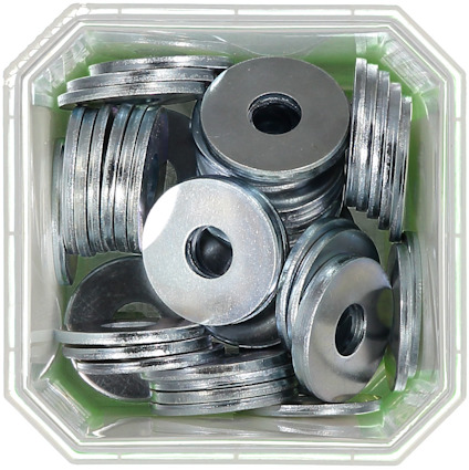 Metallbrickor staplade i en grön låda.
