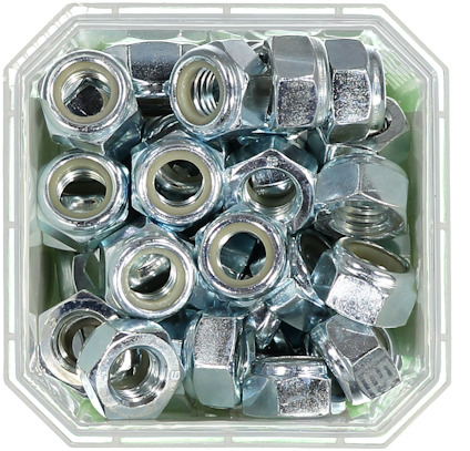 Sexkantiga muttrar i en plastbehållare, organiserade tätt intill varandra.