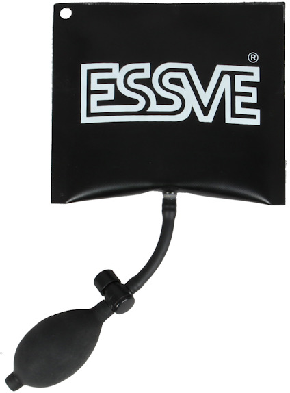 Svart pumppåse med texten "ESSVE" och en slang med handpump.