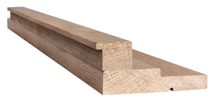 Träsockel med profilerad kant och slät yta, ljus träfärg.