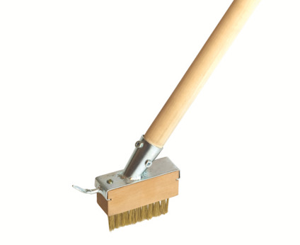 Trähandtag med metallborste och skrapa, används för rengöring.