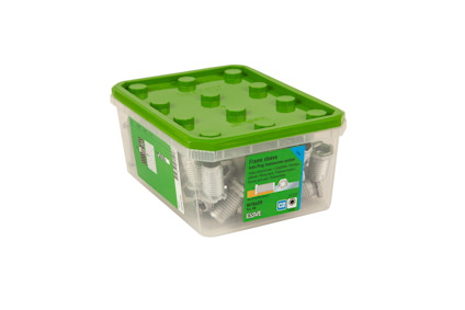 Grön plastlåda med metall- och träskruvar från Essve.