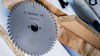 Cirkelsågblad av märket Bosch Pro Wood, omgiven av trästycken.