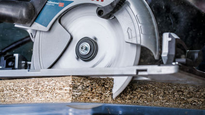 Cirkelsåg som skär genom en träplanka.