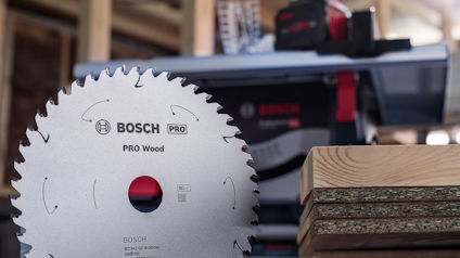 Cirkelsågblad märkt "Bosch PRO Wood" med träplankor i bakgrunden.