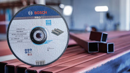 Kaptrissa från Bosch Propped mot rektangulära stålbalkar i industriell miljö.