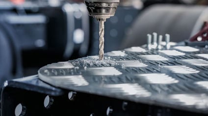 Borr som används för att borra i mönstrad metallplåt.