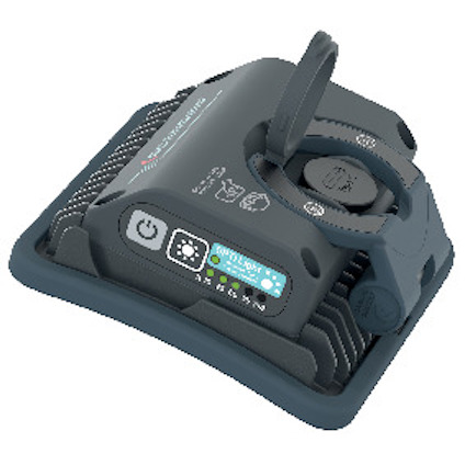 Grå batteriladdare med handtag och indikatorlampor. Text: "OPTILight" och olika batterinivåer syns.