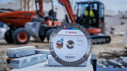 Diamantklinga med Bosch-logotyp och text mot oskarp bakgrund av grävmaskiner och byggarbetsplats.