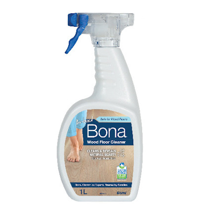 Sprayflaska med Bona Wood Floor Cleaner, 1 liter. Text: "Cleans & Reveals Natural Beauty", "Trusted by Families".
