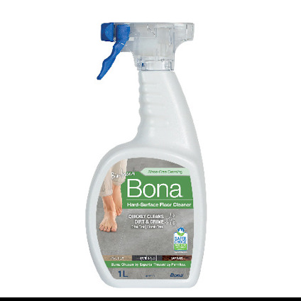 Sprayflaska med Bona Hard-Surface Floor Cleaner, etikett med foto på fötter och text som beskriver rengöringseffekt.